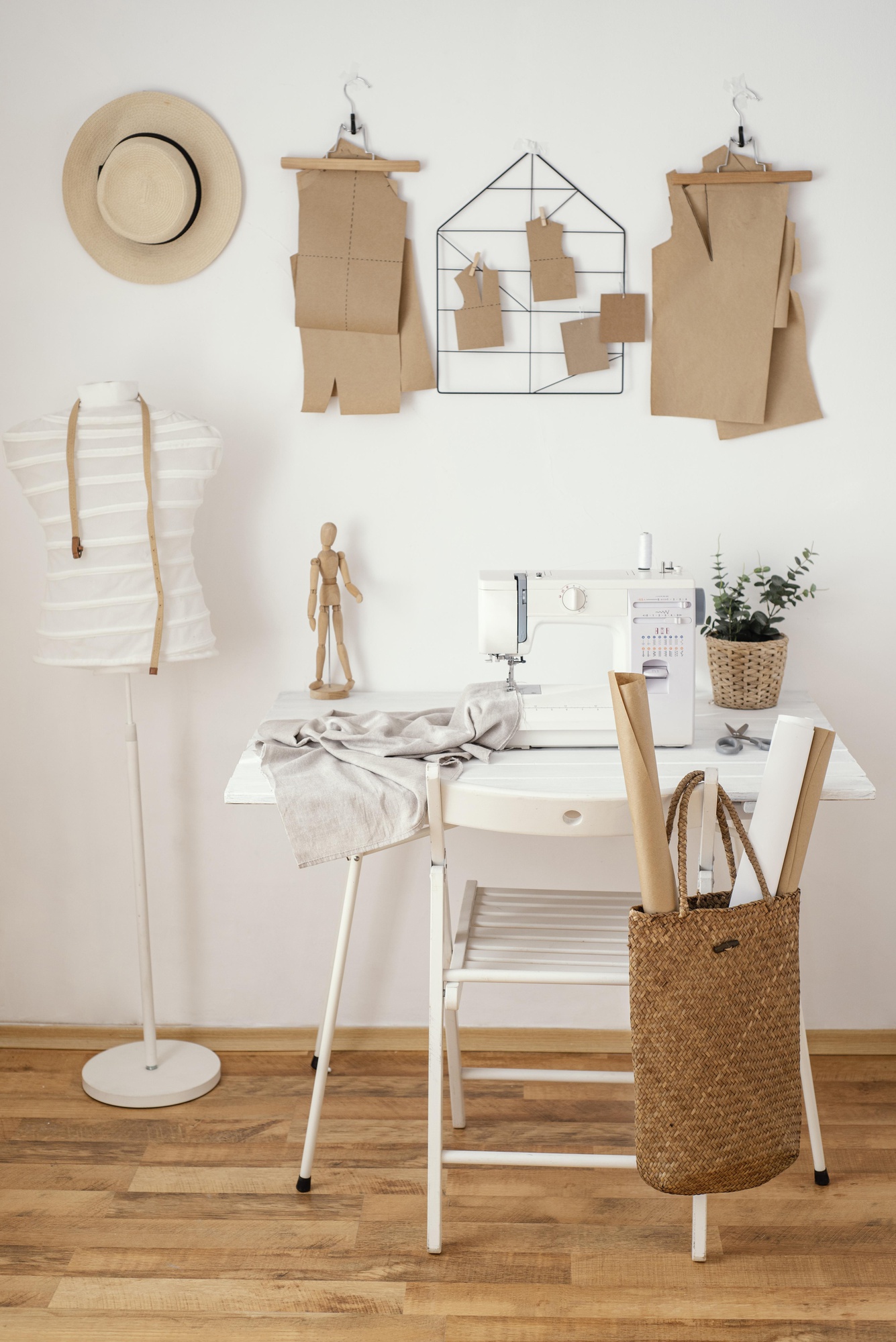 Produktionsdetail: Stoff und Nähmaschine im Atelier